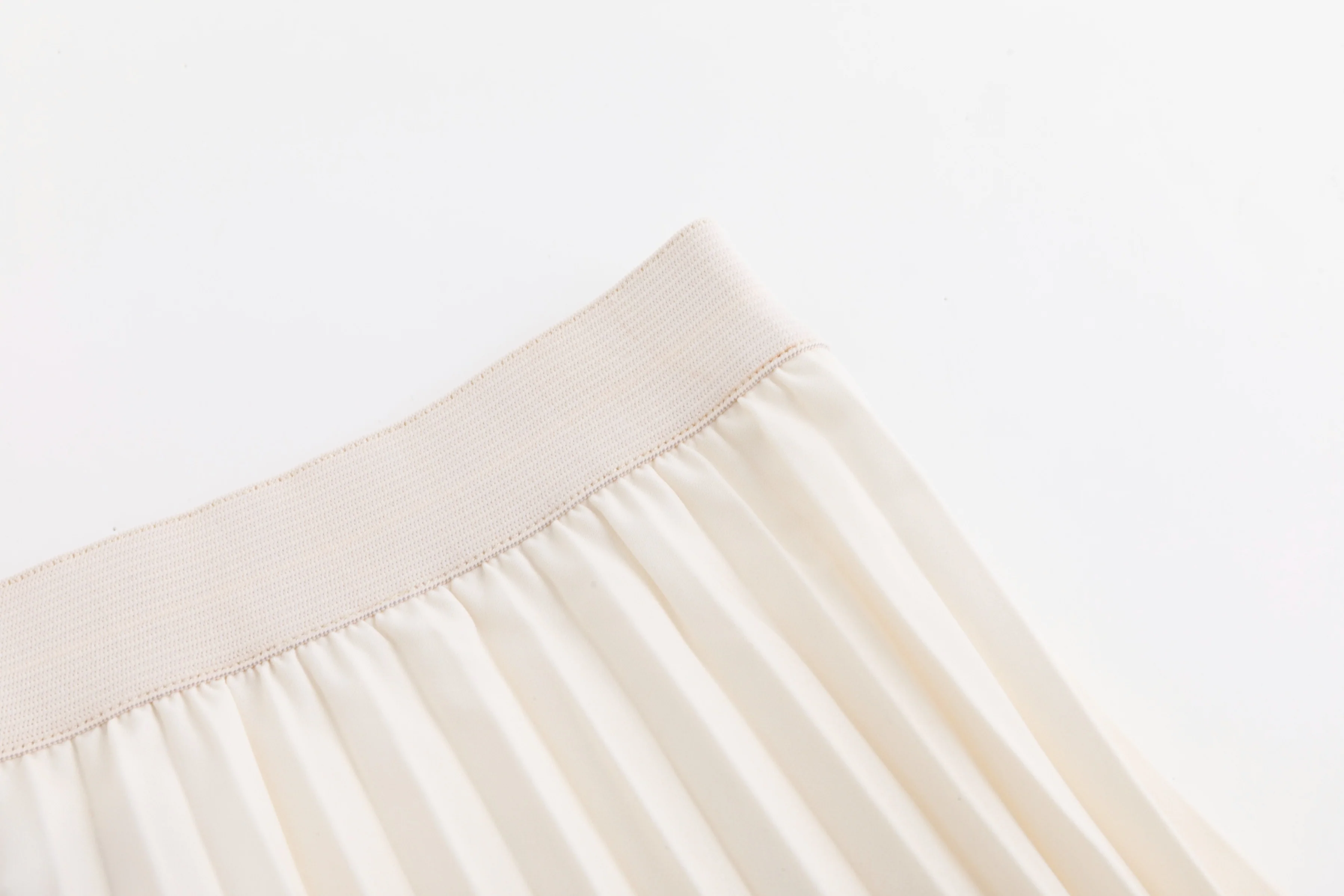 Ivory Pleated Skirt With Abstract Print - Image 4