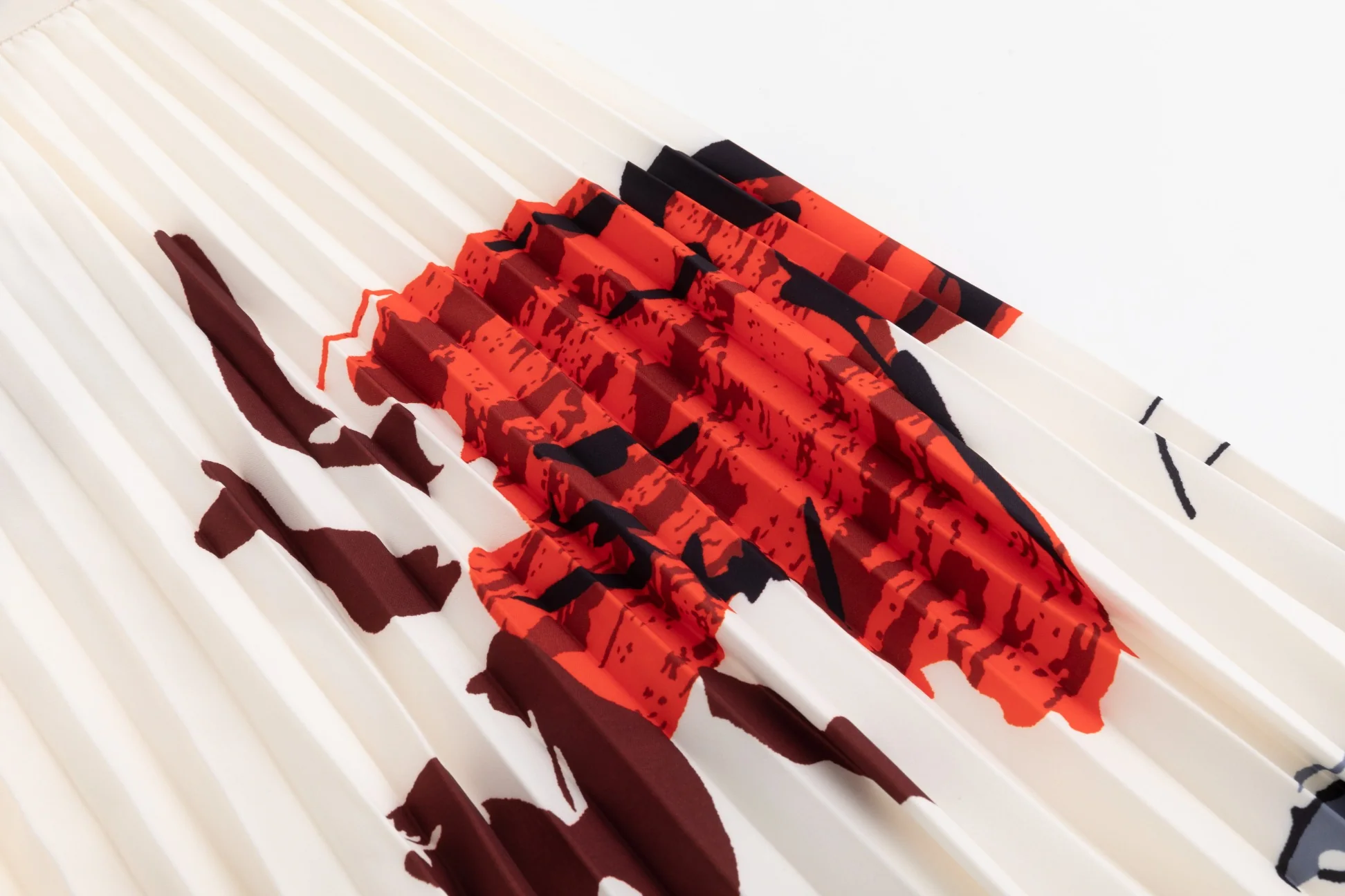 Ivory Pleated Skirt With Abstract Print - Image 6