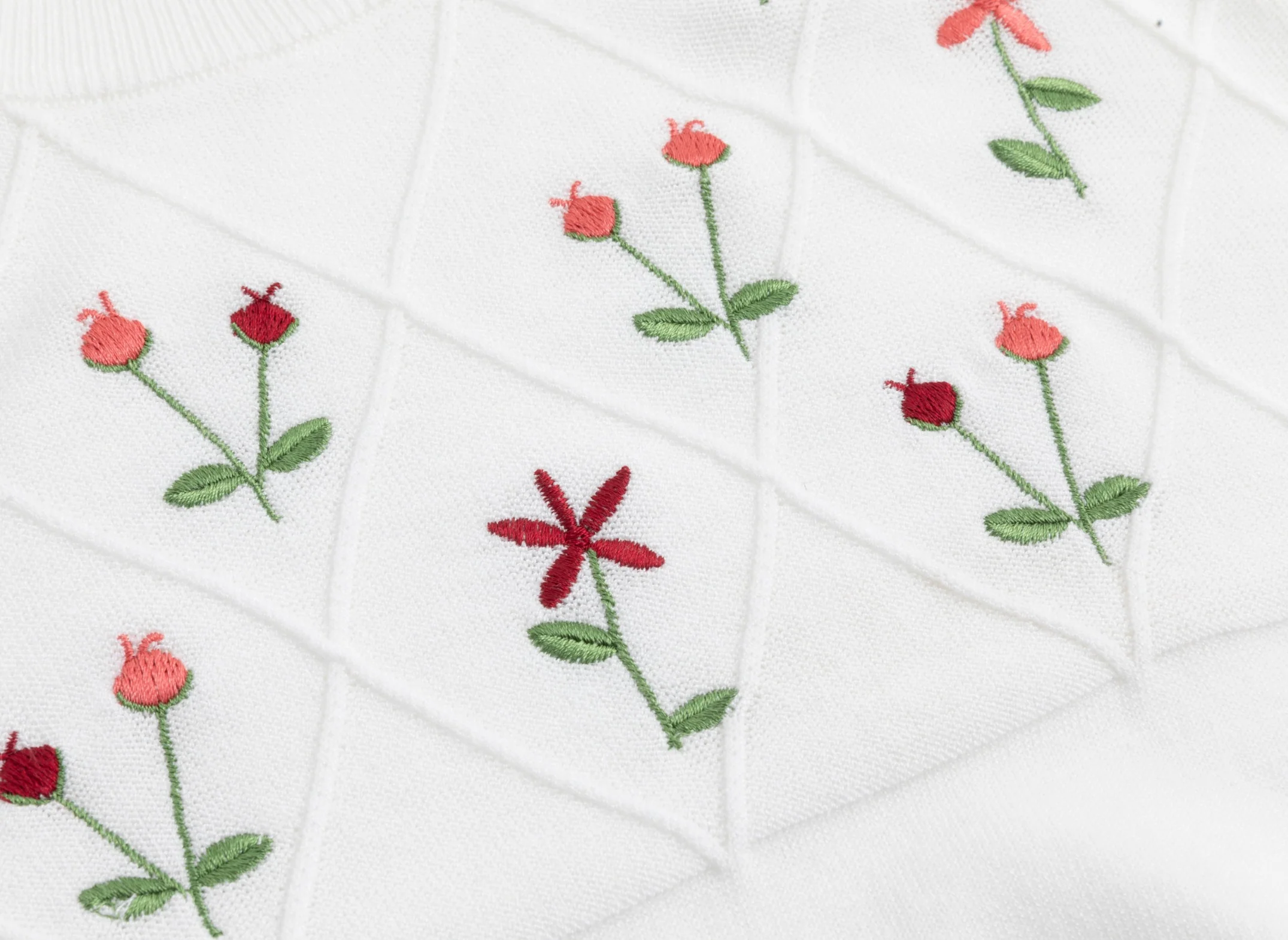 White Knit Top With Flower Embroidery - Image 5